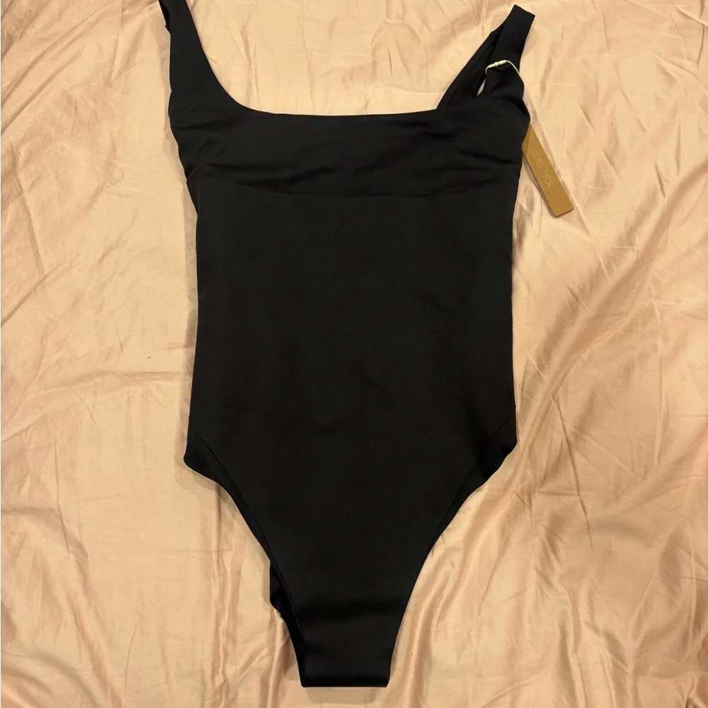 SKIMS ICONIC SWIM SNATCHING ONE PIECE SIZE MEDIUM
